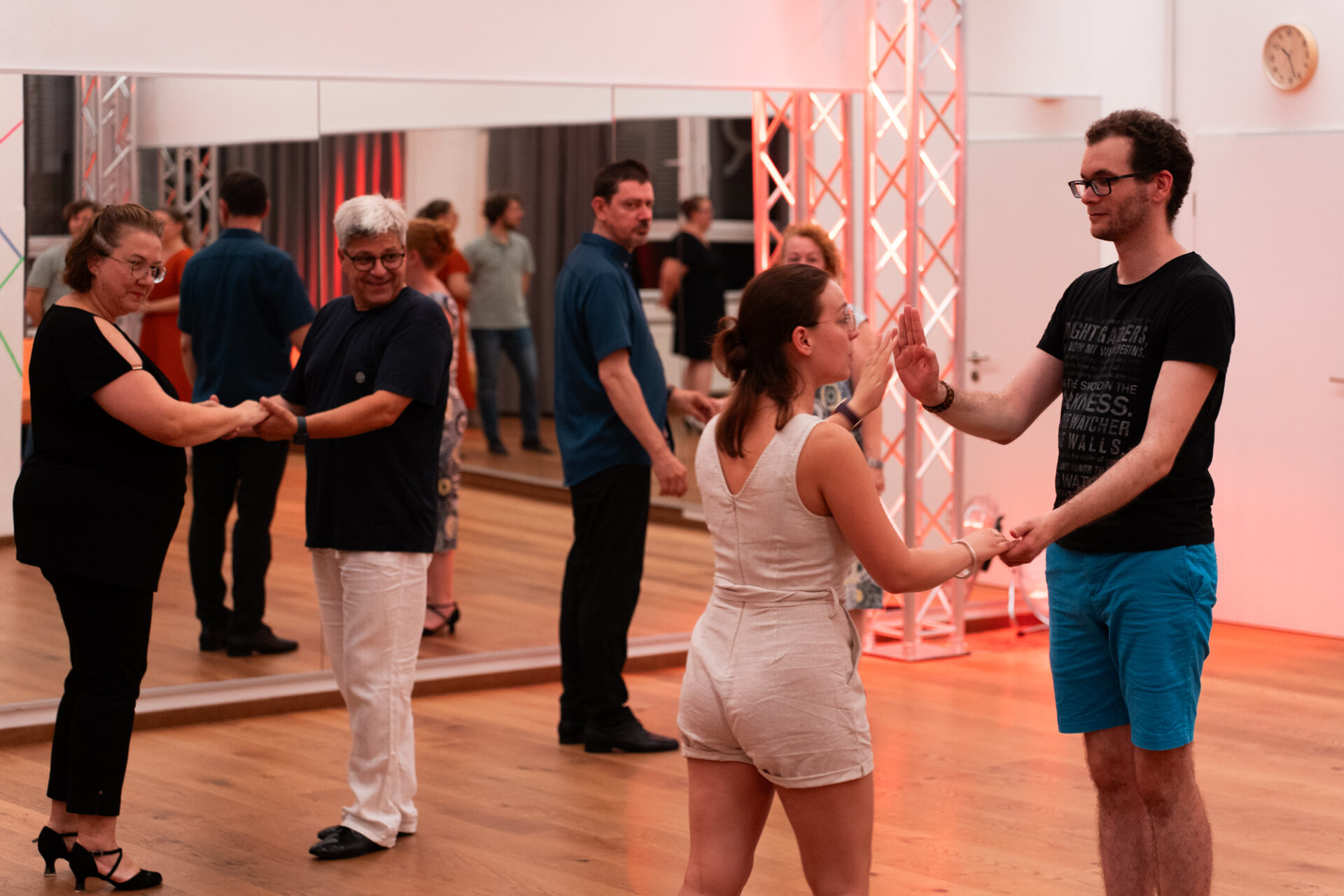 Tanzlehrer, die im Tanzsaal unterrichten