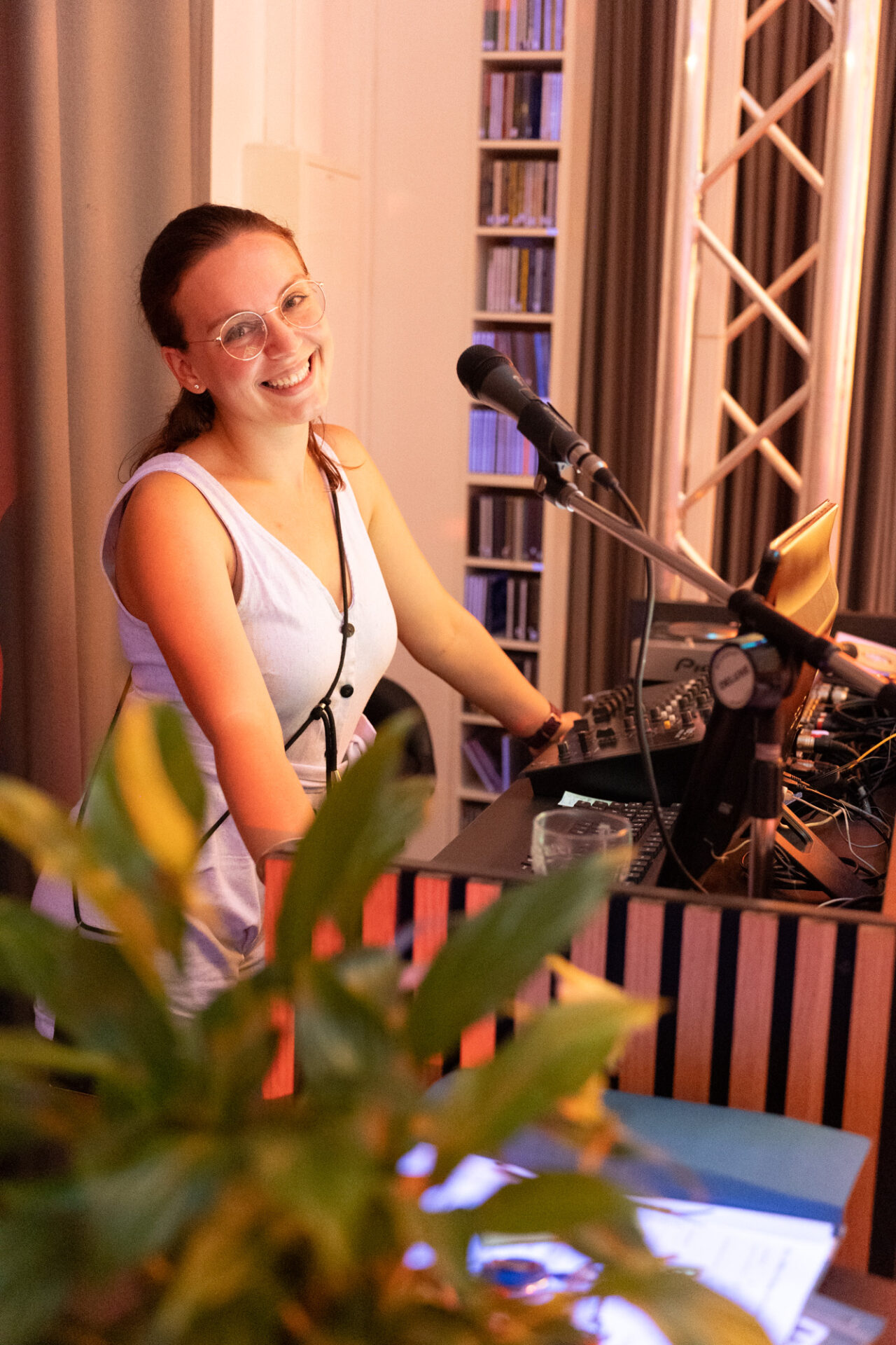 Nici hinter dem DJ Pult