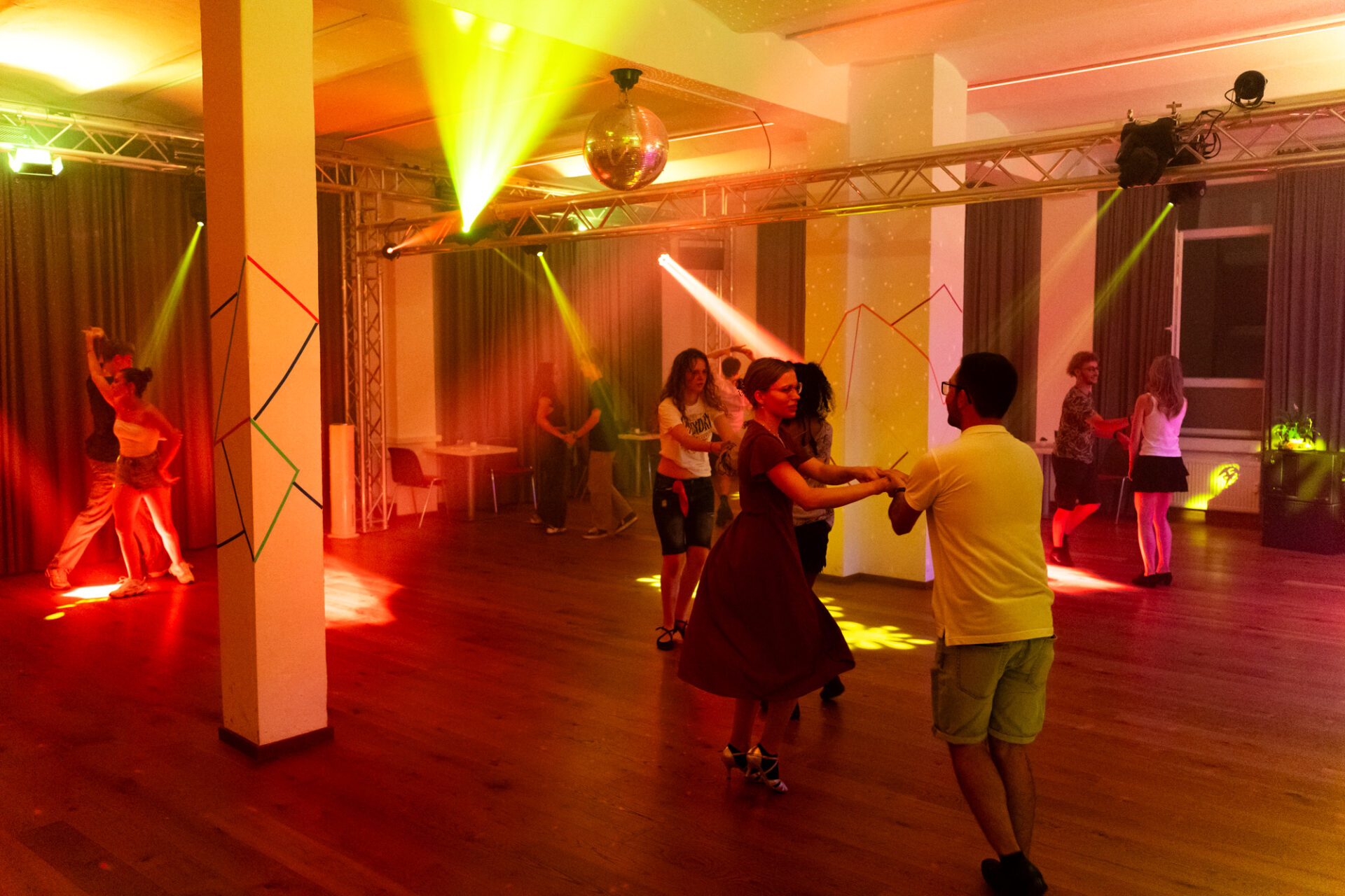 Paartanz tanzende Jugendliche, Scheinwerferlicht