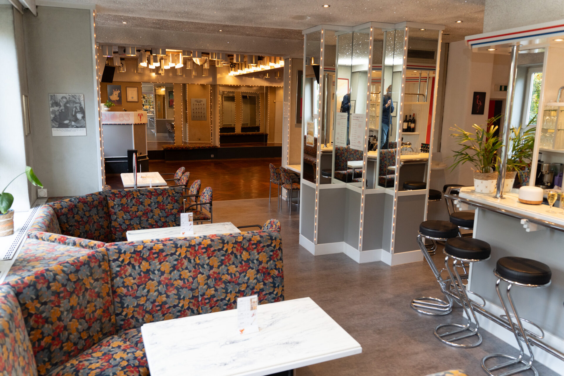 Sitzbereich und Tanzsaal im Studio83