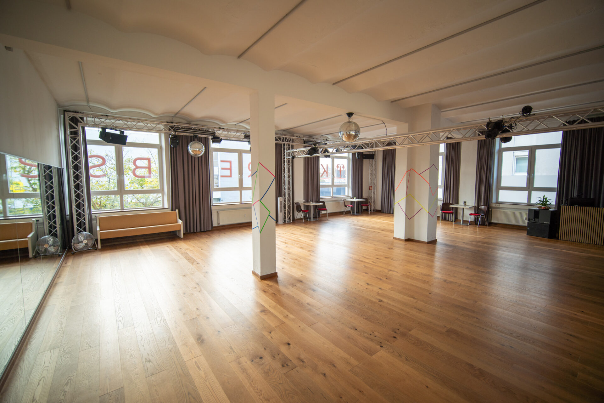 Lichtdurchfluteter Tanzsaal mit Parkett