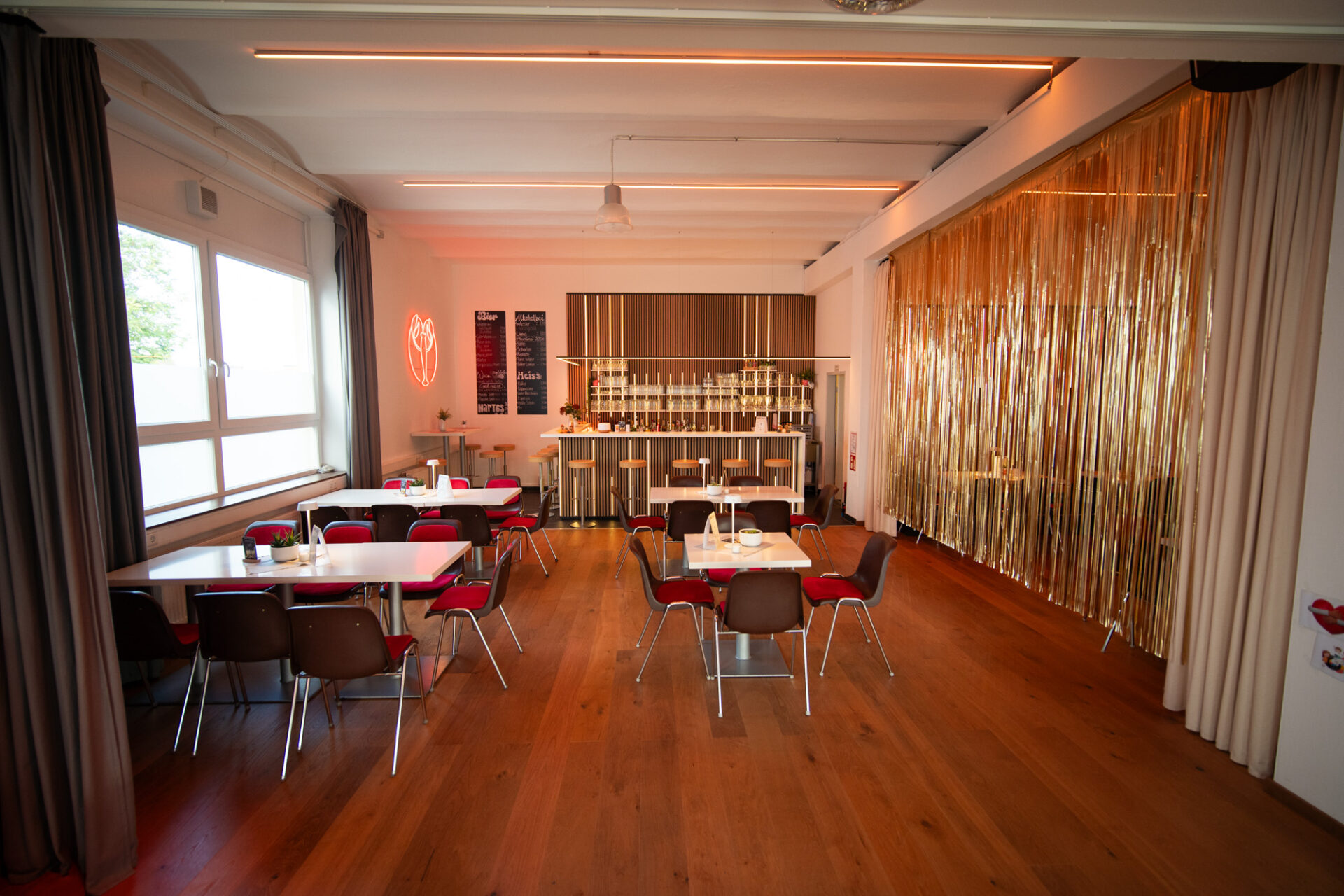 Tische und Barbereich