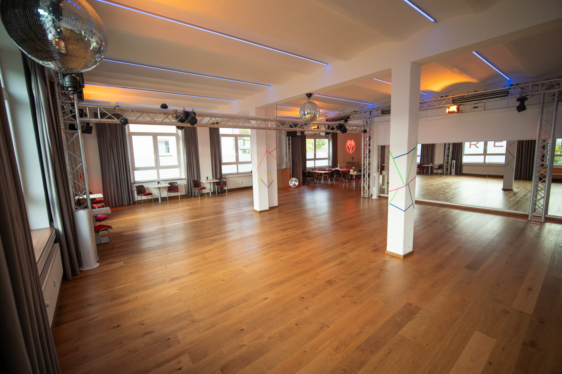Tanzsaal im Tanzloft, indirekt beleuchtet